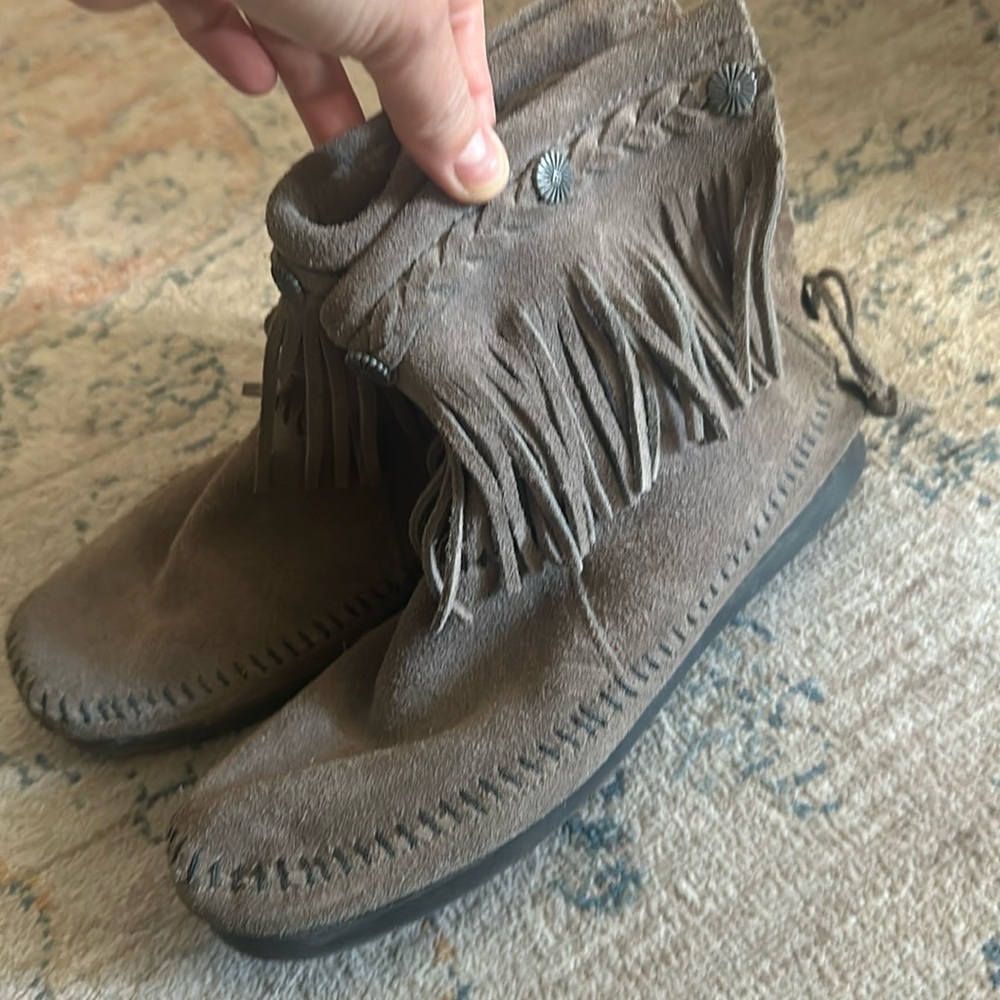Cute Gray leather Minnetonka moccasins women’s size 7